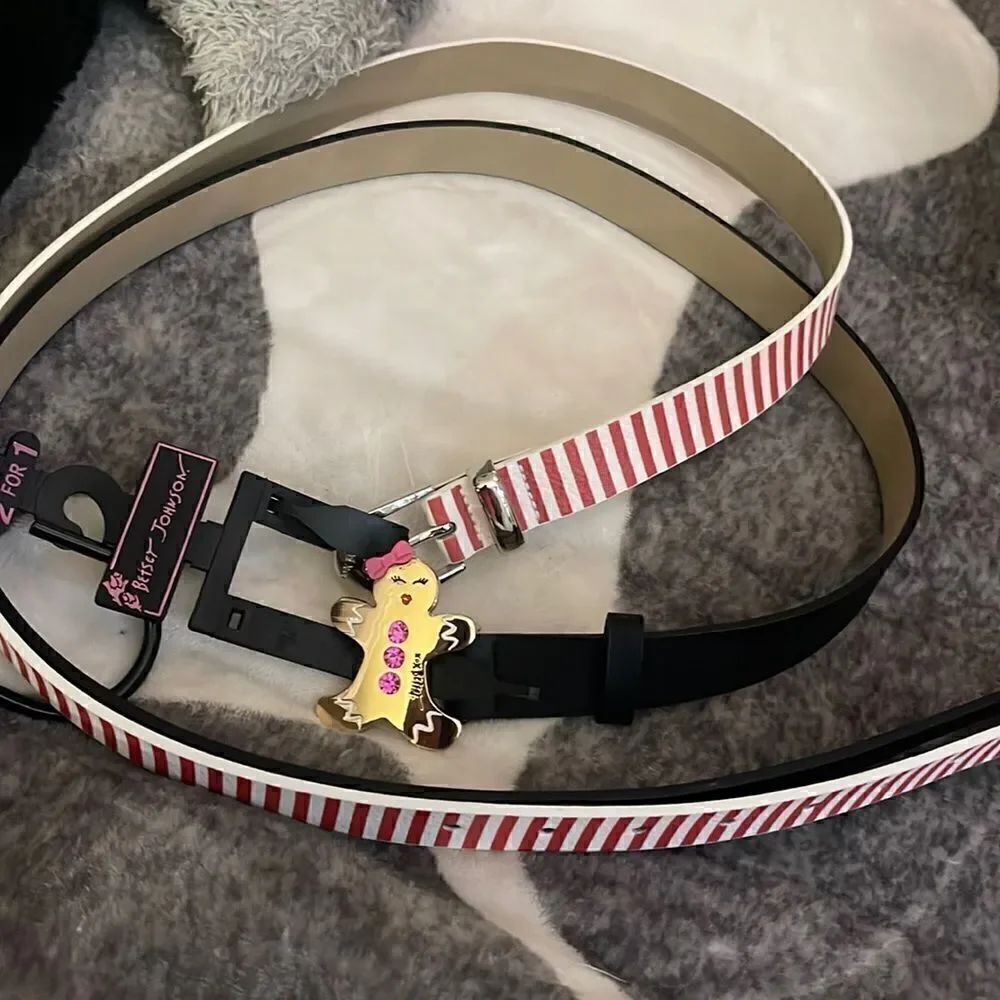 Lot of 2 novelty kitsch gingerbread woman cookie bling belts 1”